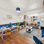 Heartwarming Windsor Cottage With Free Parking That Is Perfect For Relaxation