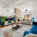 Heartwarming Windsor Cottage With Free Parking That Is Perfect For Relaxation
