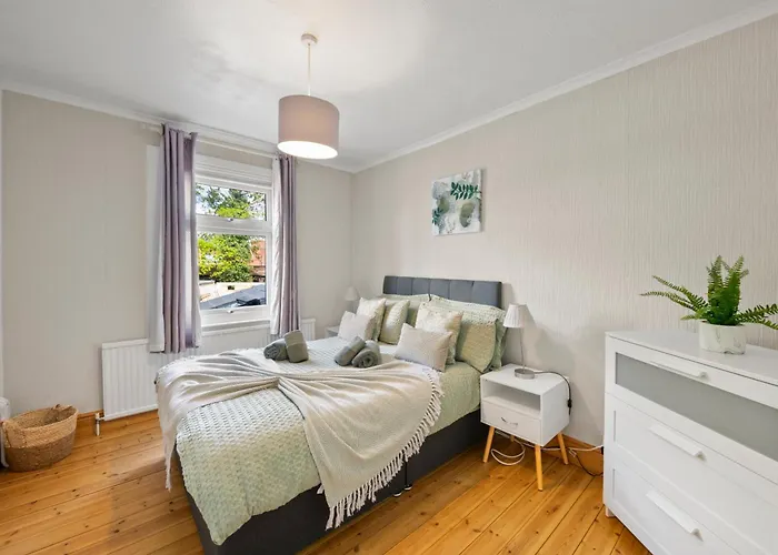 Heartwarming Windsor Cottage With Free Parking That Is Perfect For Relaxation